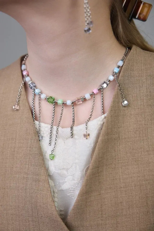 Колье из микса кубиков Swarovski с подвесами-цепочками, оттенок серебро