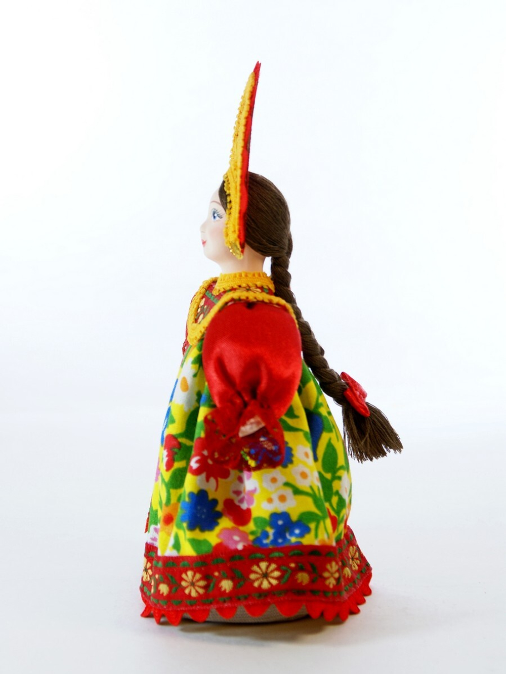Кукла коллекционная в девичьем праздничном костюме.