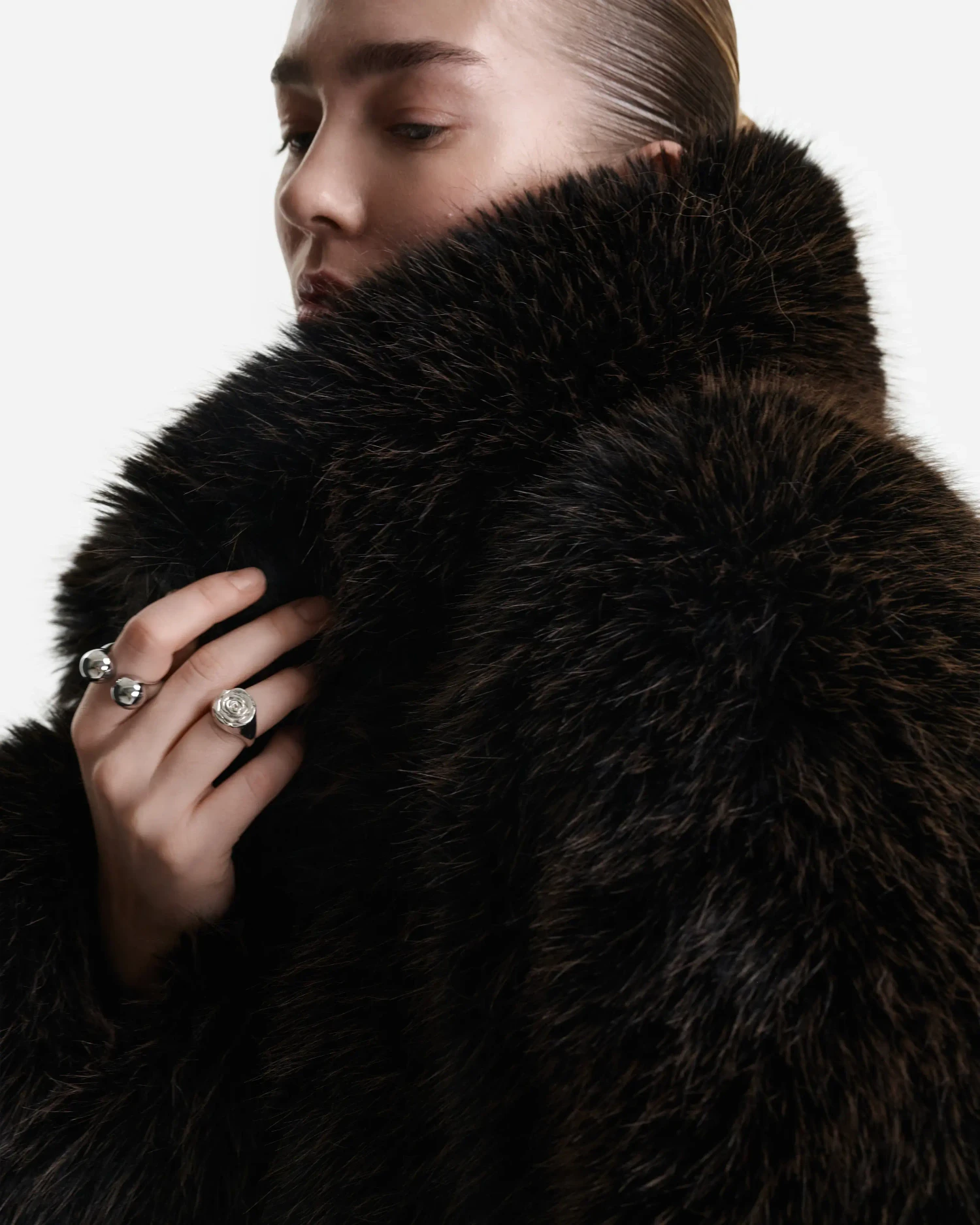 Шуба из экомеха темно-коричневая