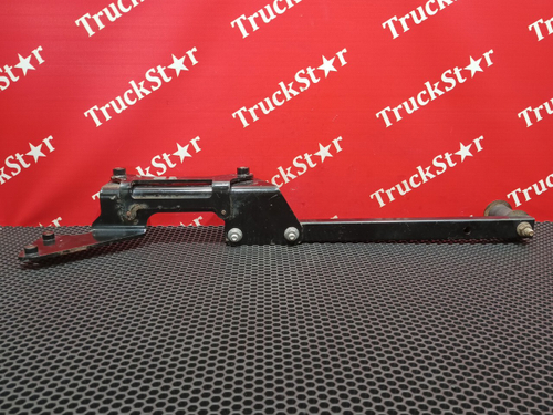 Kронштейн cпойлepa шacси левого 2020г.