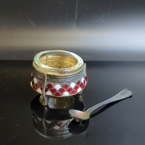 Солонка с декором в виде чешуи и ложкой , мельхиор (медь-никель), цветные эмали, стекло. Мстерский завод художественных изделий «Ювелир», СССР, 1970-1990 гг