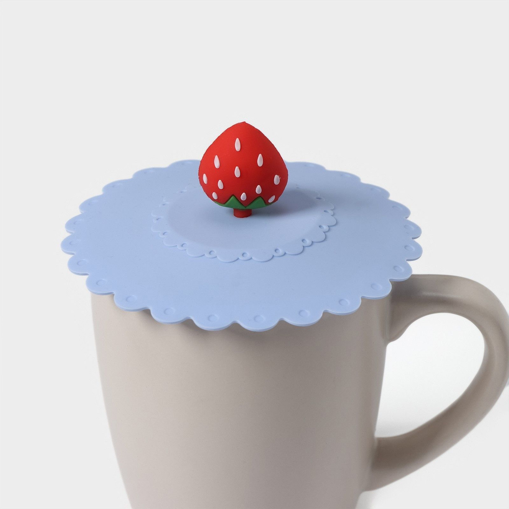 Крышка-непроливайка силиконовая Доляна «Клубничка», d=11 см, цвет голубой (Цвет: не задано)