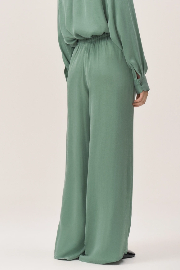 Широкие брюки на резинке