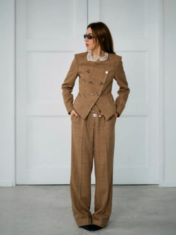 Жакет карамель приталенный с акцентными пуговицами