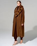 Пальто с меховой отделкой