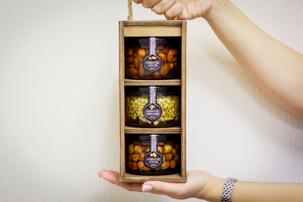 Медовый подарочный набор HoneyForYou "Ореховое трио" в деревянном ящике