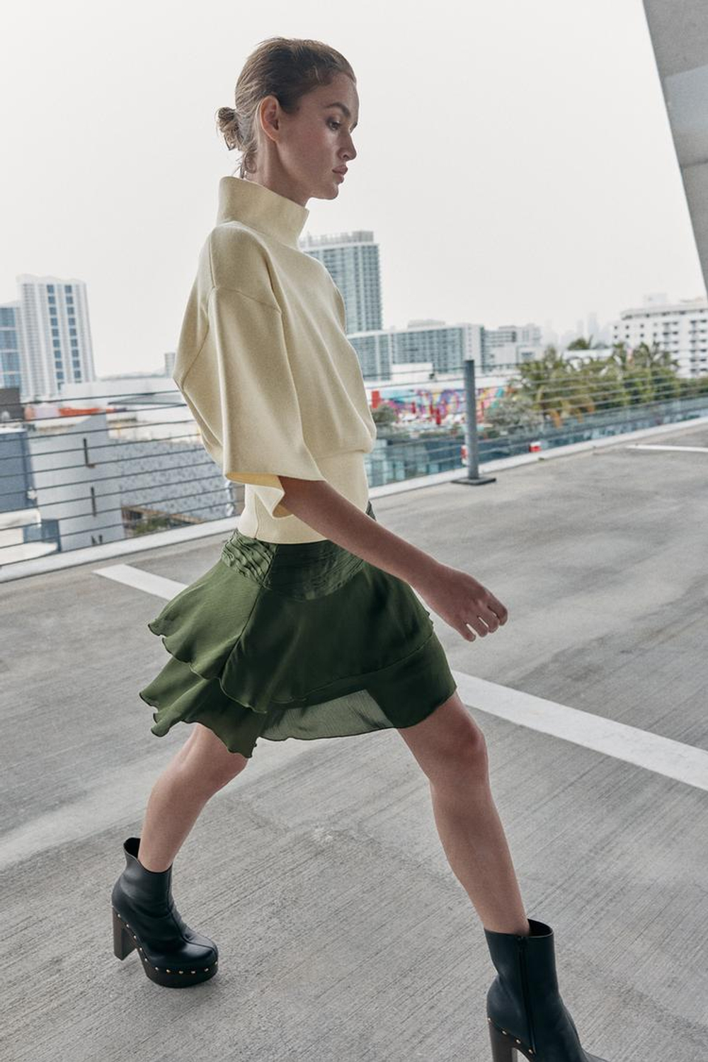 ZARA АТЛАСНАЯ МИНИ-ЮБКА С ВОЛАНАМИ, ТЕМНО-ОЛИВКОВЫЙ