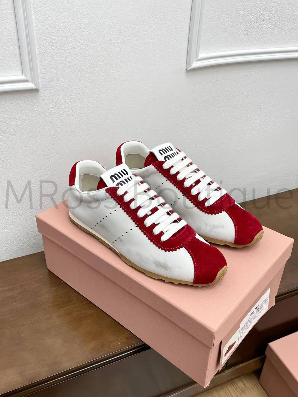 Женские кеды Miu Miu в красно-белом цвете с логотипом
