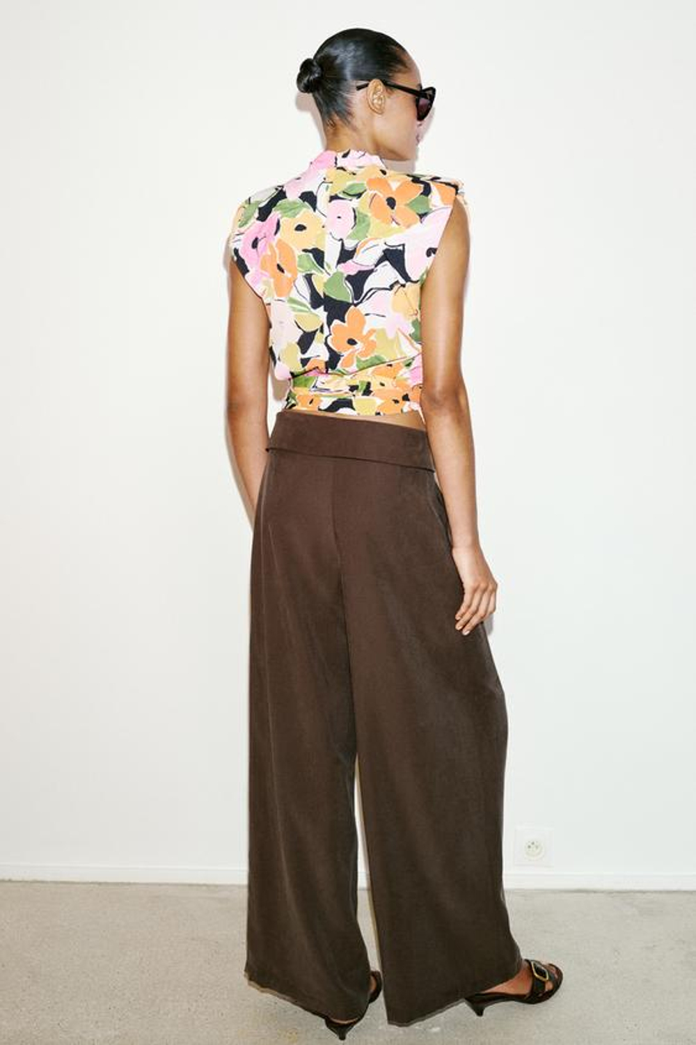 ZARA БРЮКИ С ЗАЩИПАМИ И ОТВОРОТОМ НА ПОЯСЕ, КОРИЧНЕВЫЙ