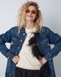 Джинсовая куртка с перьями