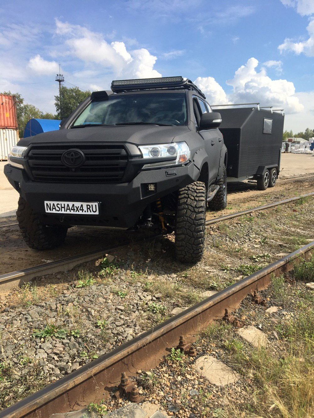 Toyota Land Cruiser 200 с прицепом