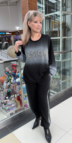 Черный трикотажный костюм со стразовым принтом