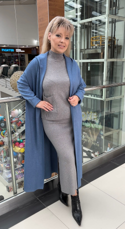 Длинный трикотажный плащ с капюшоном