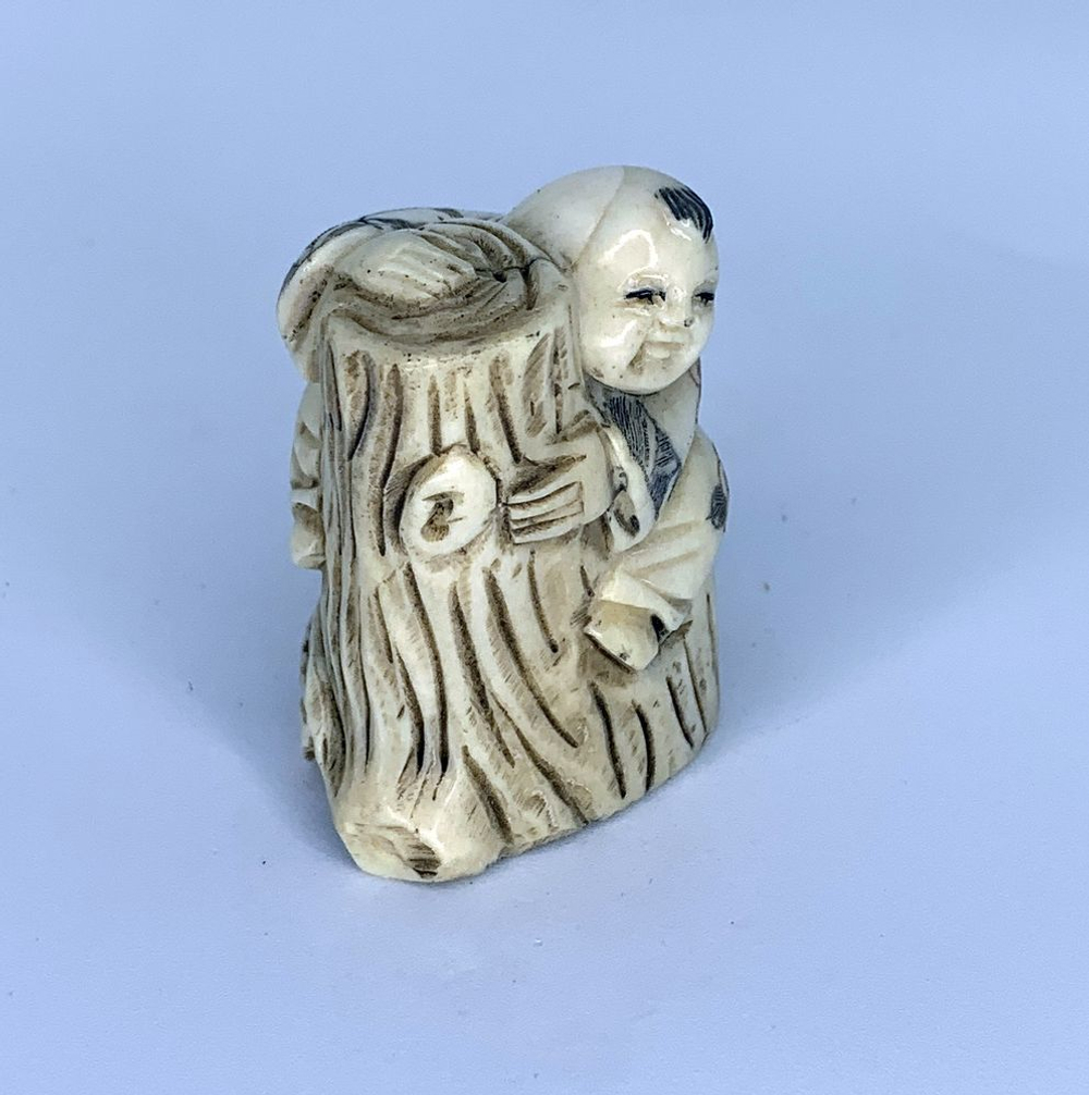 Нэцкэ Ребенок на дереве