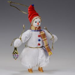Ёлочная игрушка Гном-снеговик с аксессуаром
