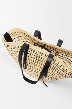 Loewe Большая плетеная сумка-корзина Braid из пальмы и телячьей кожи, натуральный/черный