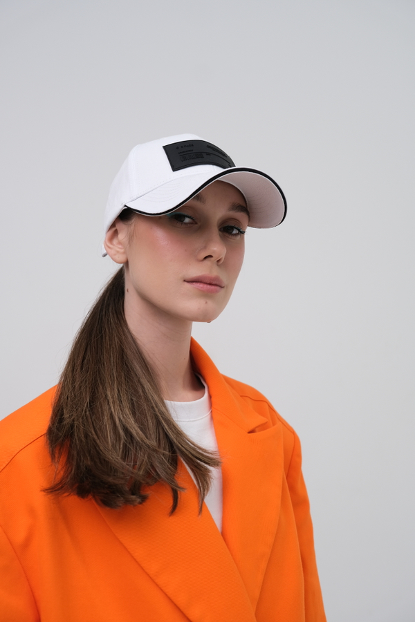 Кепка с черным логотипом White