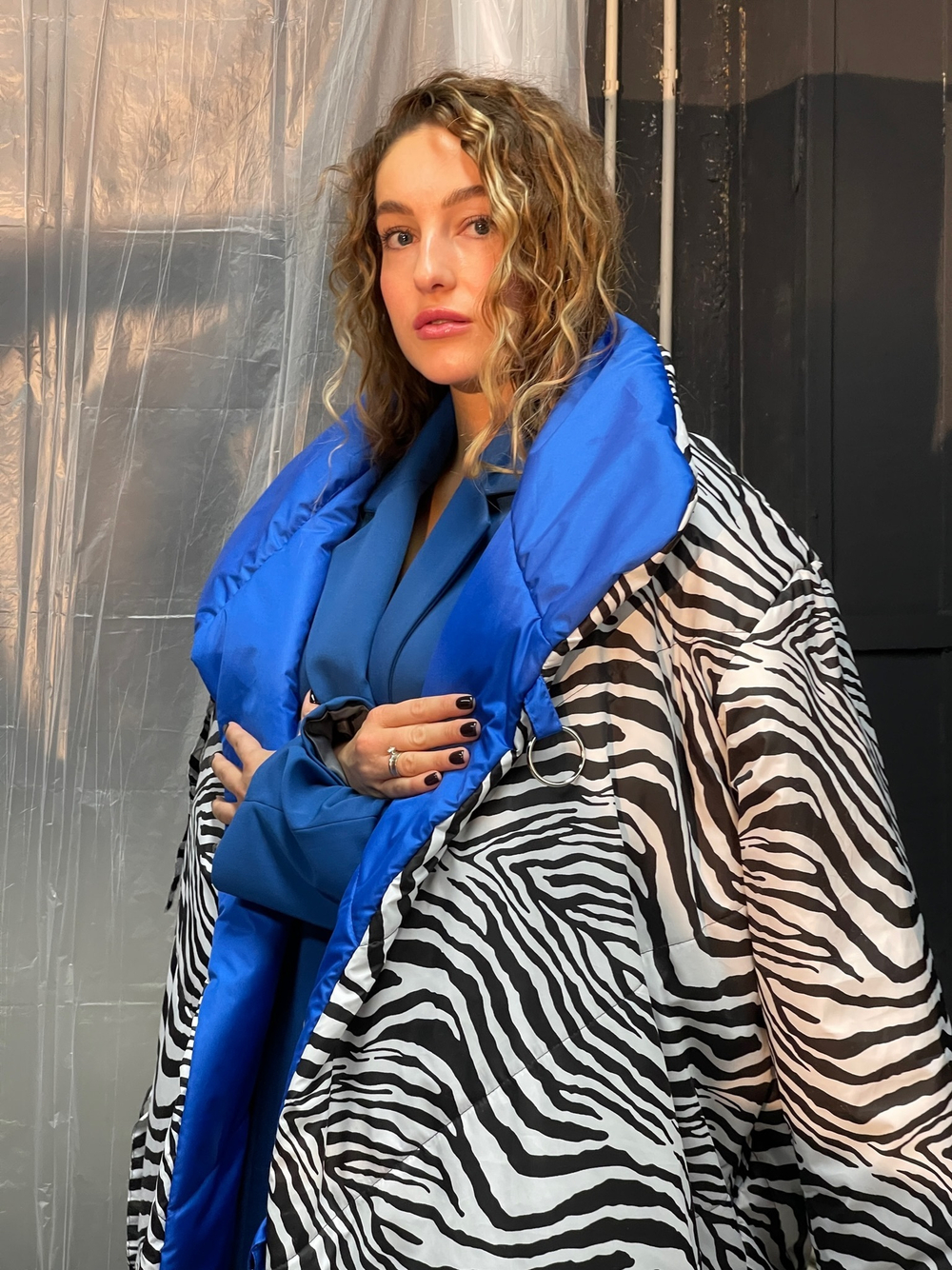 Наглый пуховик двусторонний микс оттенок василек и зебра
