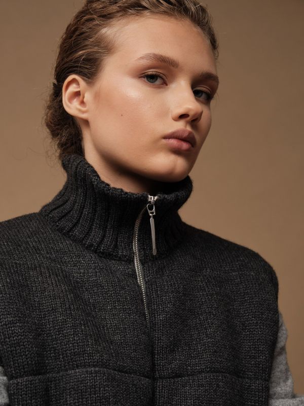 V0442-8101 Жилет темно-серый dbr