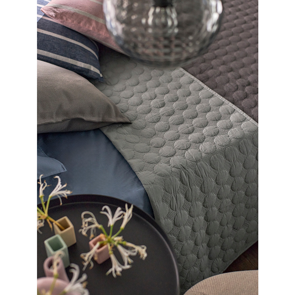 Покрывало стеганое solid dots серого цвета из коллекции essential, 230х250 см