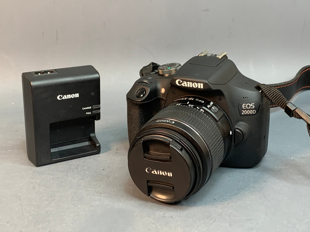 Canon 2000D Kit 18-55mm 3.5-5.6 III 8.000 кадров