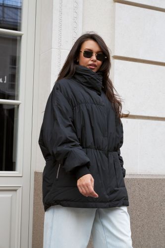 Черный пуховик с воротом-стойкой и скрытым капюшоном