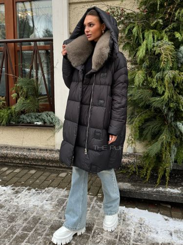 Удлиненный черный пуховик с коричневым меховым воротником и капюшоном