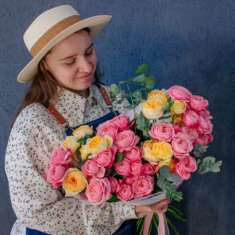 144. Акварельный букет-микс из кустовых пионовидных роз