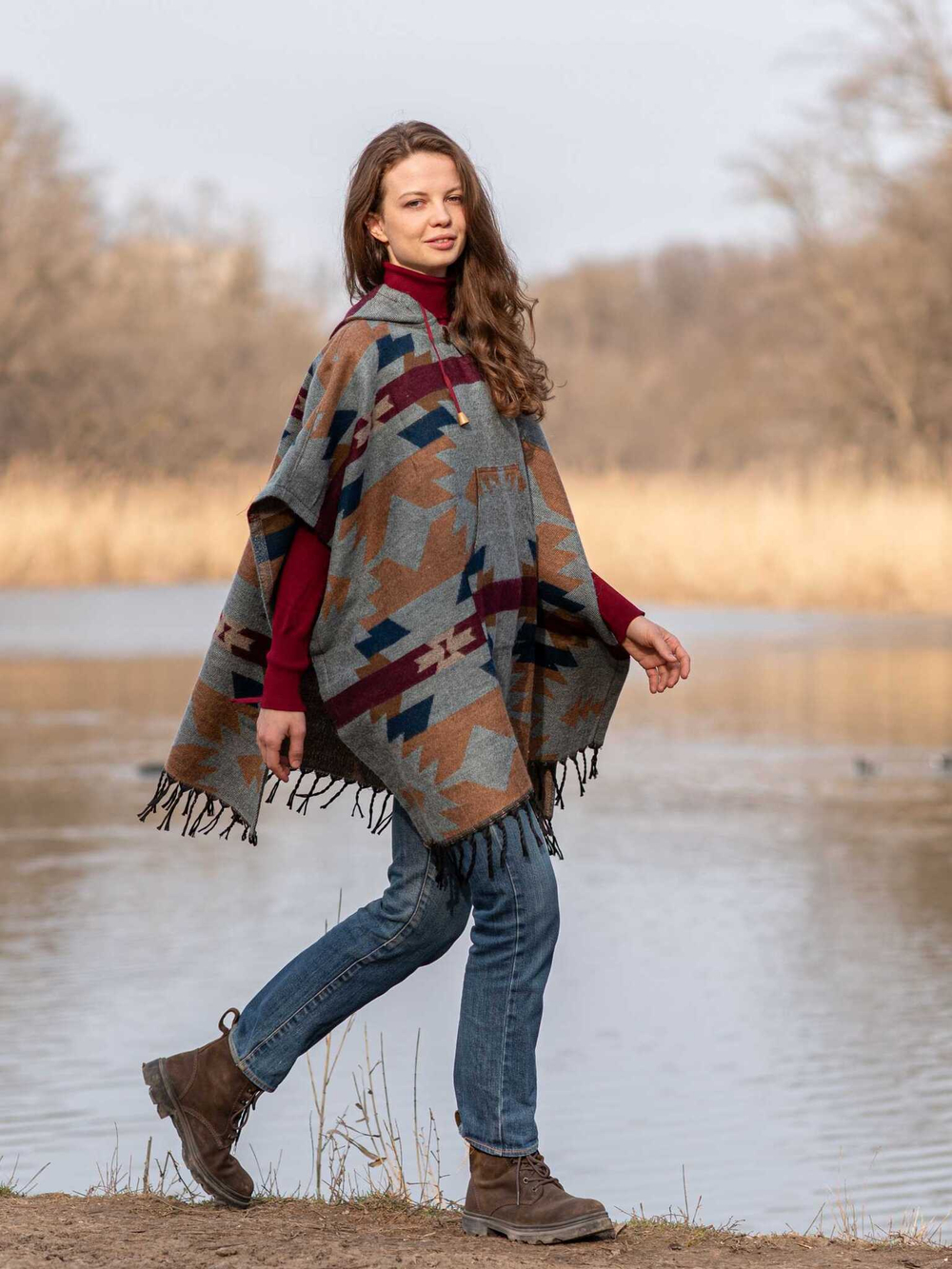 Пончо шерстяное с орнаментом