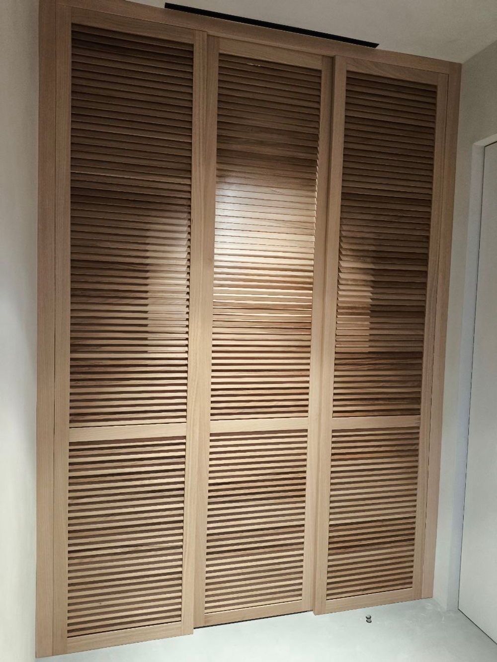 Жалюзийные двери из массива дуба