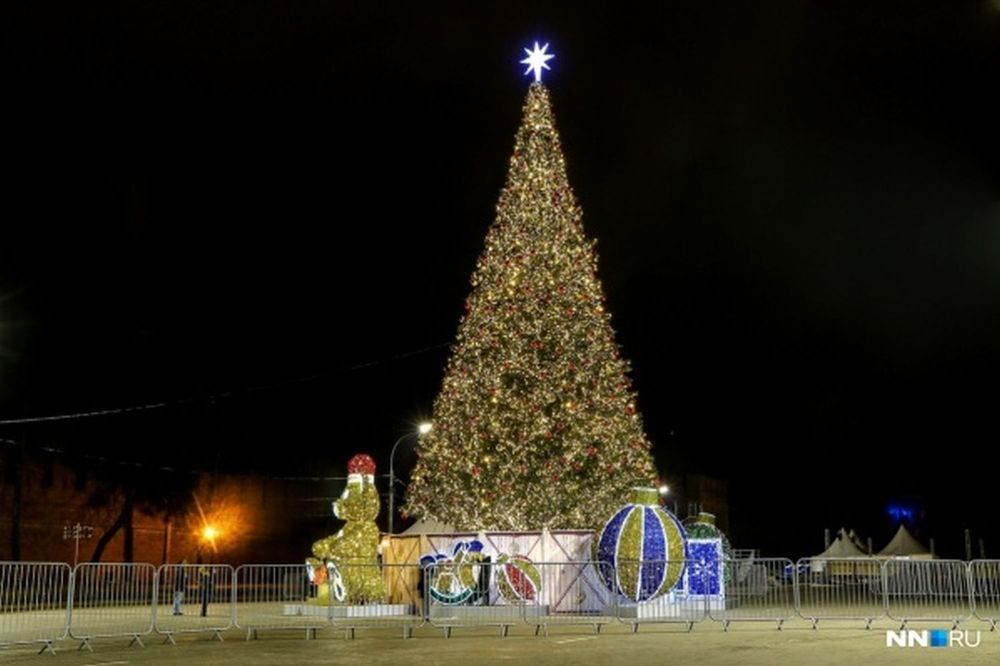 Светодинамическая елка ствольная: с встроенной гирляндой - "Альпийская" 15 м