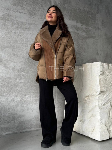 Коричневый пуховик с вязаными вставками и отделкой из меха