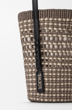 Loewe Плетёная мини-сумка из кожи пальмы и телячьей кожи, хаки