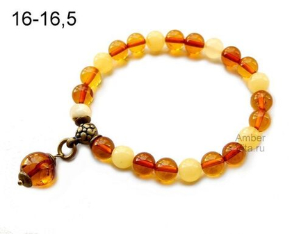 браслет из янтарных шариков с подвеской