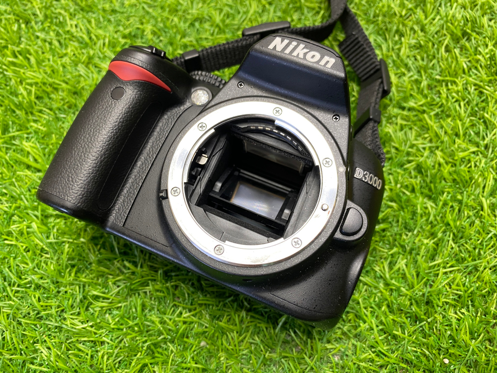 Nikon D3000 kit 18-55mm 3.5-5.6G VR 9.000 кадров