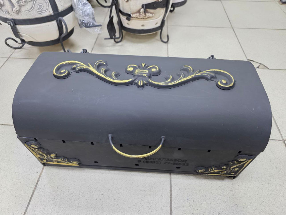 Если вы подбираете мангал купить в Казани и нужен компактный мангал 5 мм, рассмотрите мангал Сундучок с крышкой гриль: это складной мангал для дачи и выездов, который удобно перевозить и хранить, при этом он подходит как мангал для шашлыка, мангал для мяса и овощей и как мангал гриль с крышкой. Можно докупить решетку гриль, шампуры, совок и кочергу, а если нужен казан — отдельно подобрать подставку под казан и сам казан в магазине; доступна доставка по Казани и отправка по России.