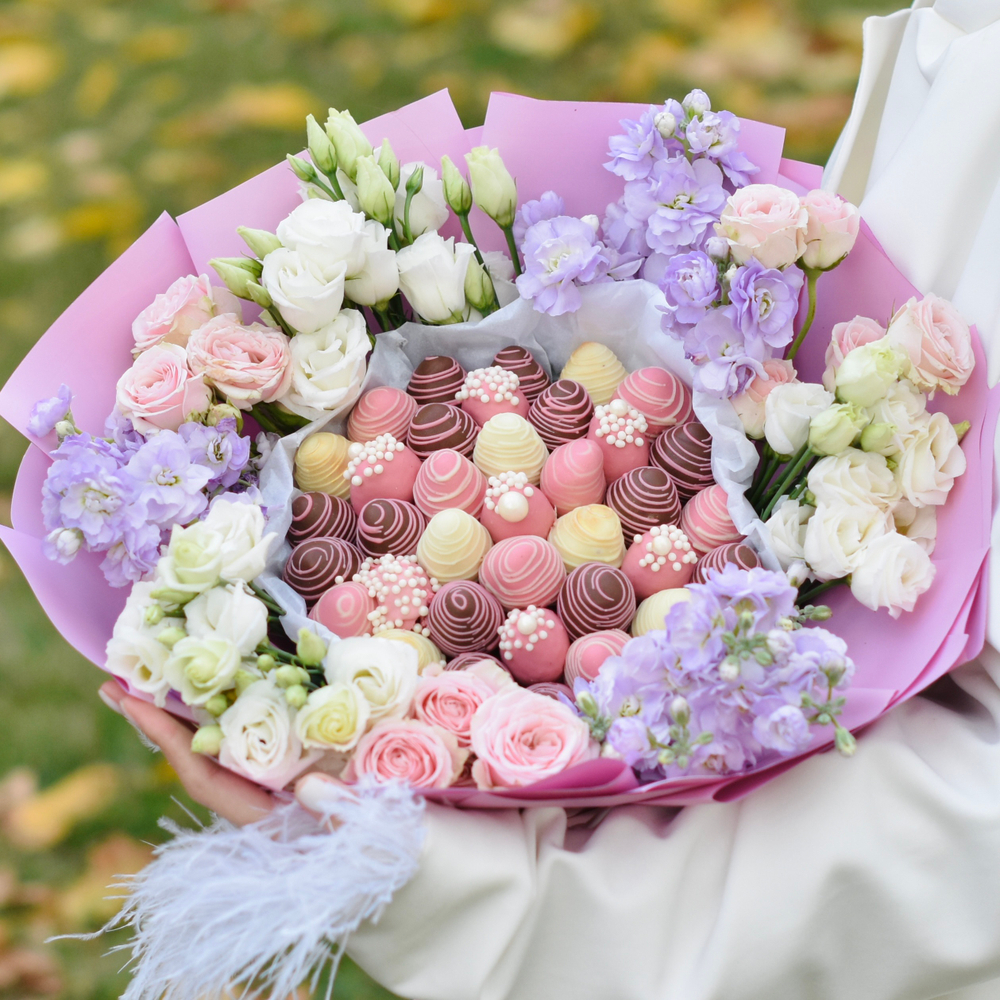 Букет из клубники в шоколаде «Рассвет» с маттиолой, эустомой и кустовой розой