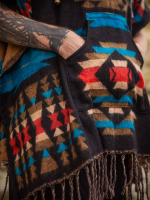 Пончо шерстяное с орнаментом