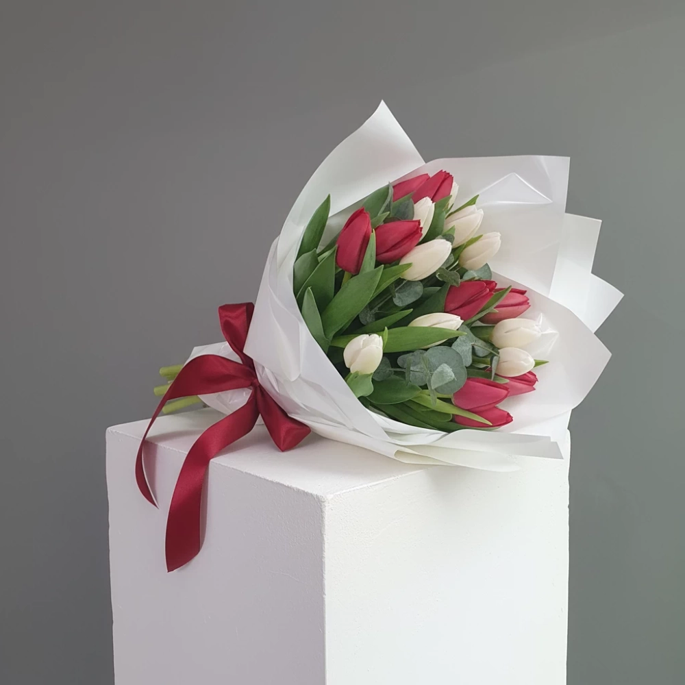 Букет Люблю тебя из 19 красных и белых тюльпанов.