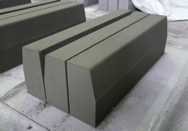 Магистральный бордюр – свойства и особенности дорожного материала