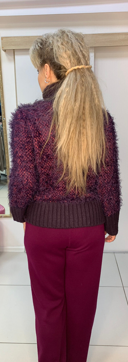 Короткий свитер с ворсинками