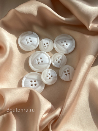Пуговицы белые полупрозрачные с белыми прожилками на прокол