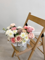 Цветочная композиция в коробке с хризантемой  и розой
