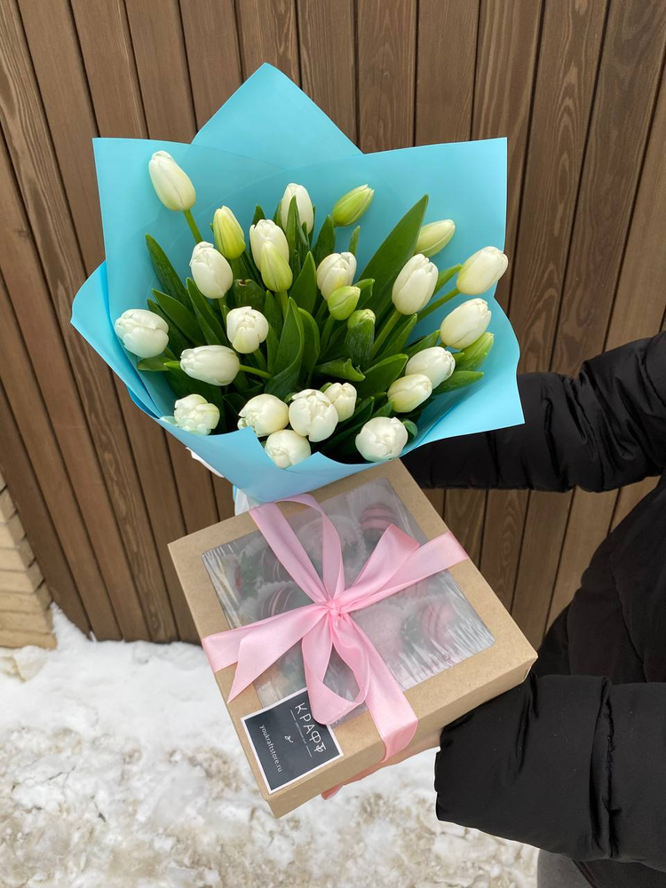 комбо 25 тюльпанов + коробочка на 16 клубник