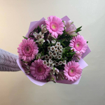 Букет из розовых гербер, хамелациума и альстромерий