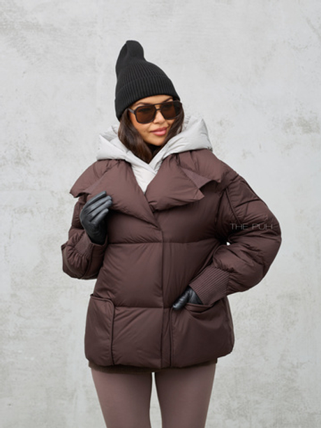 Укороченный пуховик шоколадного цвета с серым капюшоном