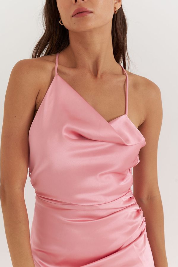 Атласное миди платье с открытой спиной цвета розовый лимонад
