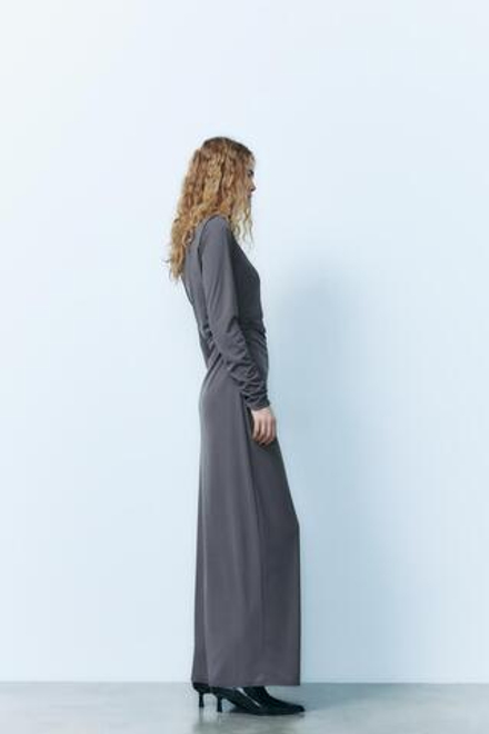 ZARA ДЛИННОЕ ПЛАТЬЕ С ДРАПИРОВКОЙ, СЕРОВАТЫЙ