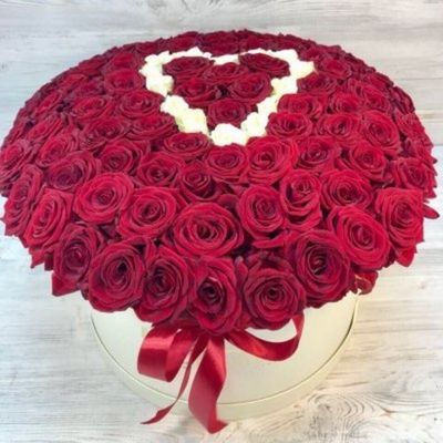 Сердце из 101 розы в шляпной коробке