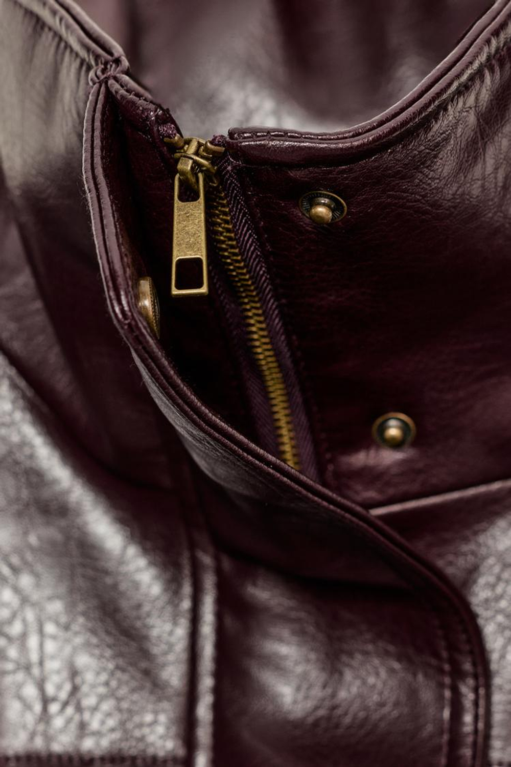 ZARA КУРТКА ИЗ ИСКУССТВЕННОЙ КОЖИ СО СКЛАДКАМИ, ТЕМНО-БОРДОВЫЙ